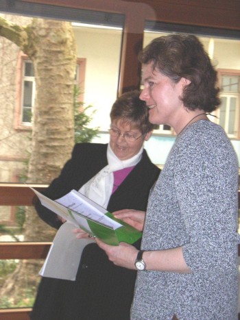 Monika Zehnbauer und Dorothea Maxin bei der Verleihung der silbernen Ehrennadel