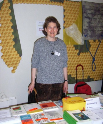 Dorothea Maxin am Infostand beim Kollagenose-Workshop in Darmstadt 2006