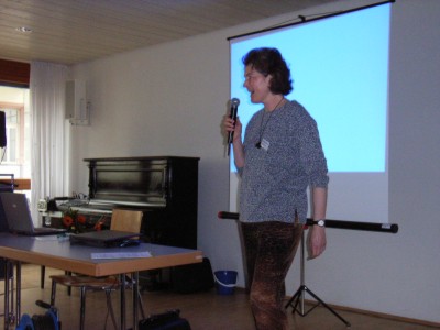 Dorothea Maxin bei der Moderation beim Kollagenose-Workshop in Darmstadt 2006